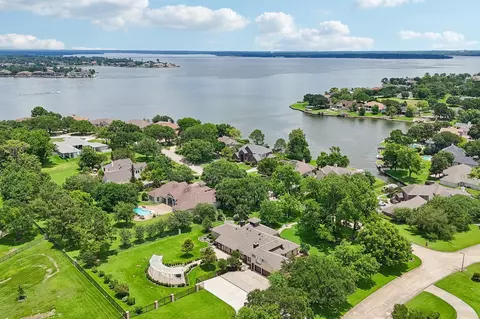 118 Waterfront Dr, Montgomery, TX 77356