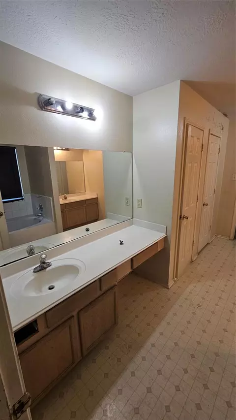 16150 Taloncrest Dr, Houston, TX 77083