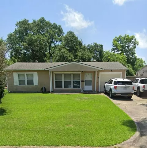 609 24th Ave N, Texas City, TX 77590