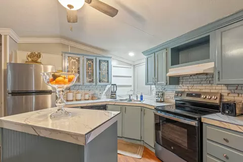 Kitchen - 16320 Summit Oaks Dr, Conroe, TX 77303 photo 4 of 5