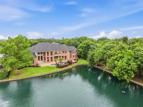 5002 Regency Dr, Sugar Land, TX 77479