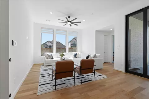 Living - 416 Bartlett St, Webster, TX 77598 photo 2 of 3
