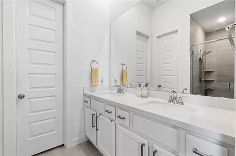 Bath - 416 Bartlett St, Webster, TX 77598 photo 4 of 6