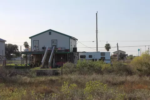 7115 W Hunter Dr, Hitchcock, TX 77563