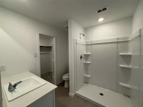 Bath - 553 Falling Cave Dr, Willis, TX 77378 photo 3 of 4
