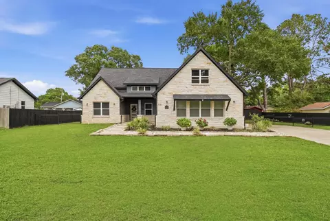 708 Magnolia St Ave, Sealy, TX 77474