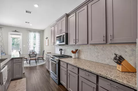 Kitchen - 206 Moon Dance Ct, Conroe, TX 77304 photo 3 of 4