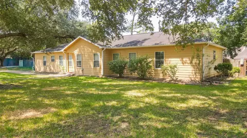 Exterior - 321 Circle Dr, Wharton, TX 77488 photo 4 of 6