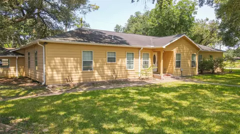 Exterior - 321 Circle Dr, Wharton, TX 77488 photo 3 of 6