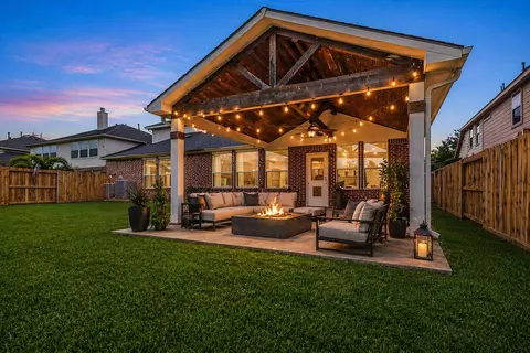 4438 W Maple Dr, Friendswood, TX 77546