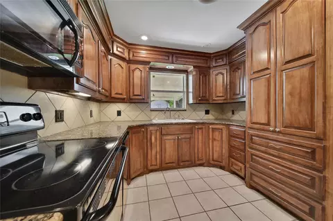 Kitchen - 202 Hammond Loop, Sweeny, TX 77480 photo 3 of 4