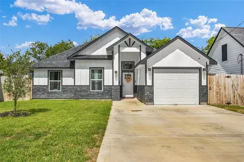 1252 2nd St, Clute, TX 77531