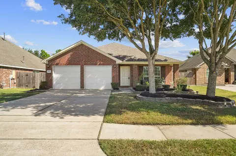 4051 Conifer Dr, Dickinson, TX 77539