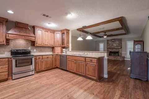 9614 Pinehurst St, Baytown, TX 77521