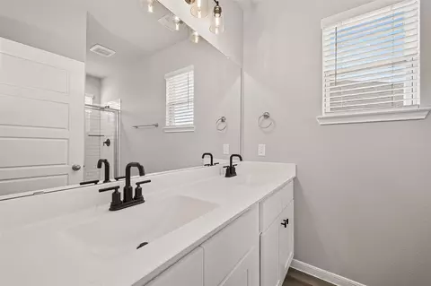 Bath - 1415 Terry Roberts Dr, Angleton, TX 77515 photo 2 of 5
