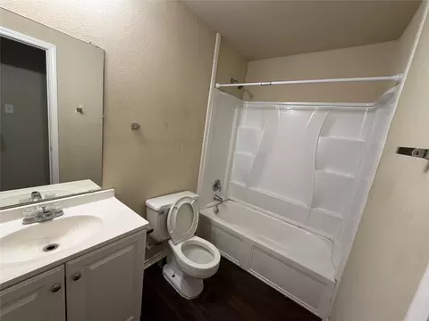 Bath - 18436 Cloudmore Ln, Elgin, TX 78621 photo 3 of 4