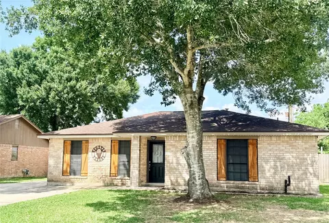1310 Valley Dr, Angleton, TX 77515