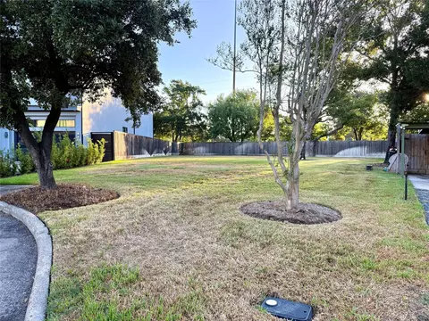 904 Lennette, Bellaire, TX 77401