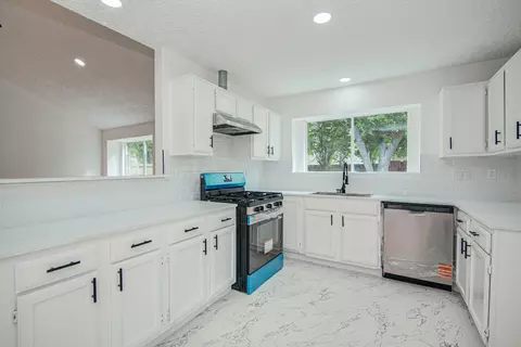 Kitchen - 24127 Spring Towne Dr, Spring, TX 77373 photo 2 of 4
