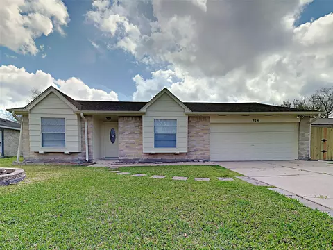 216 Maple Leaf Dr, League City, TX 77573
