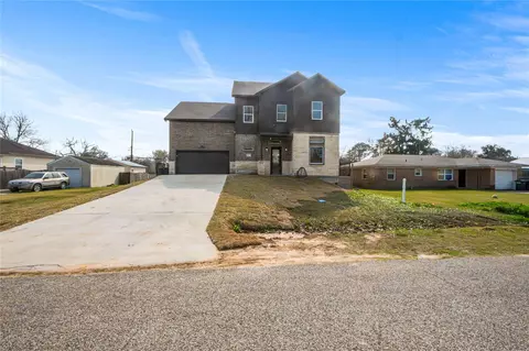 6413 N Ridgecrest Dr, Hitchcock, TX 77563
