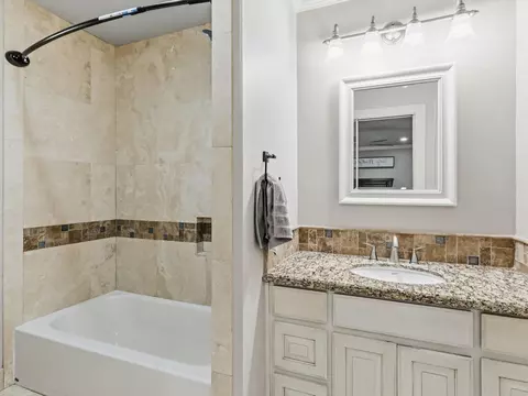 Bath - 6567 Guy Ln, Orange, TX 77632 photo 2 of 2