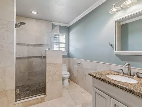 Bath - 6567 Guy Ln, Orange, TX 77632 photo 1 of 2