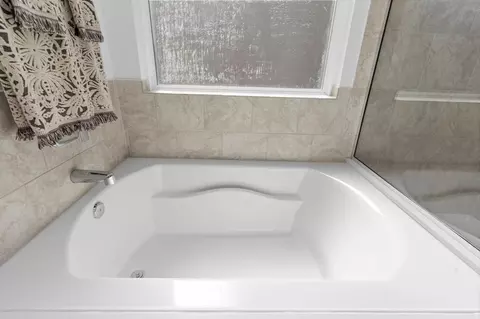 Bath - 6702 Prairie Sky Dr, Rosenberg, TX 77471 photo 4 of 7
