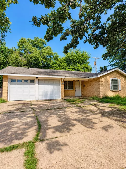 54 29th St NW, Paris, TX 75460