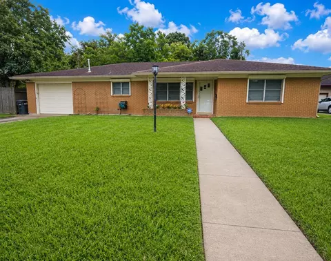 6733 Pecanwood St, Hitchcock, TX 77563