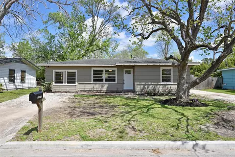 105 W Saunders St, League City, TX 77573