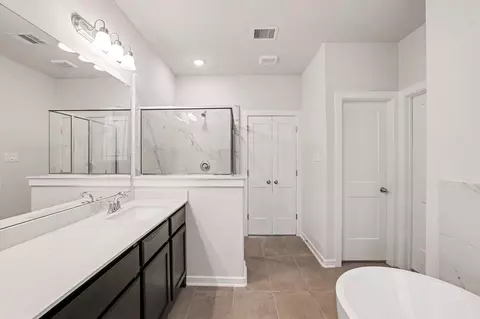 Bath - 2421 Cindy Ct, Conroe, TX 77304 photo 3 of 5