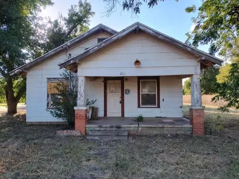 811 N 5th Ave, Munday, TX 76371