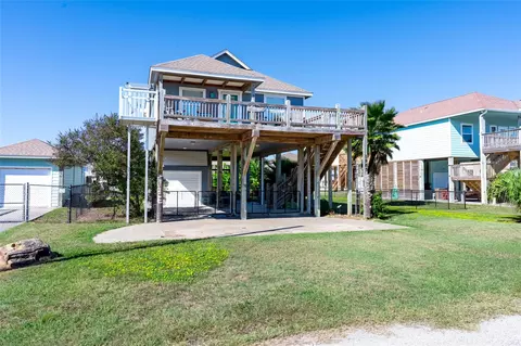 1985 Matt Dr, Crystal Beach, TX 77650