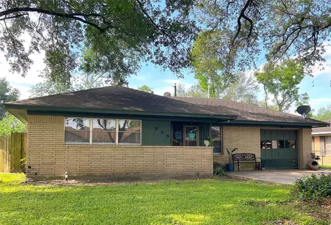 909 Peach St, El Campo, TX 77437