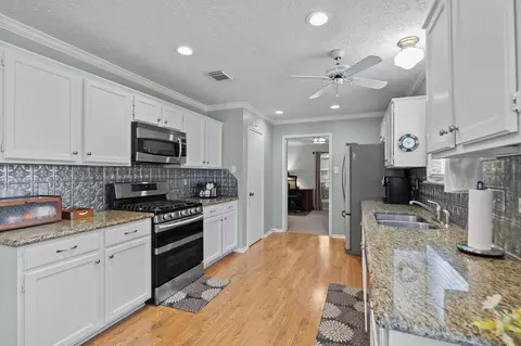 Kitchen - 19915 Brandon Oaks Way, Katy, TX 77449 photo 4 of 4