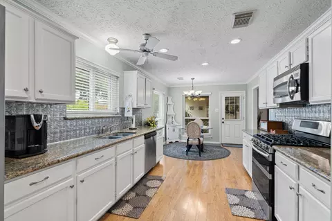 Kitchen - 19915 Brandon Oaks Way, Katy, TX 77449 photo 3 of 4
