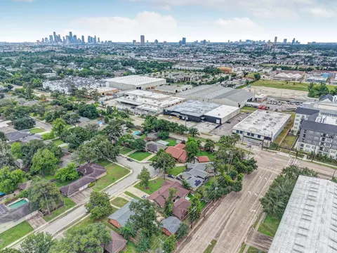 View/Area - 1111 Clovis Rd, Houston, TX 77008 photo 4 of 6