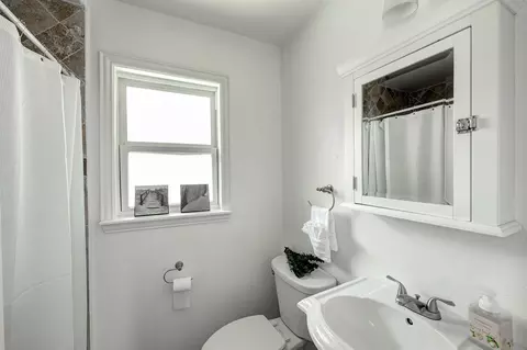 Bath - 1111 Clovis Rd, Houston, TX 77008 photo 3 of 4