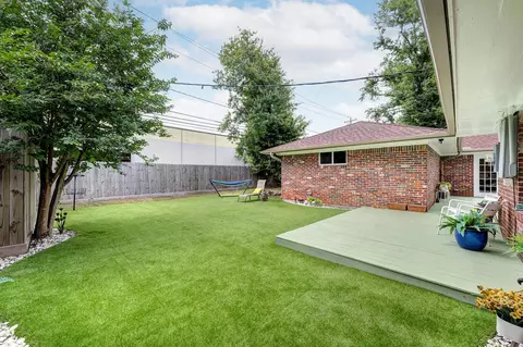 Exterior - 1111 Clovis Rd, Houston, TX 77008 photo 3 of 6