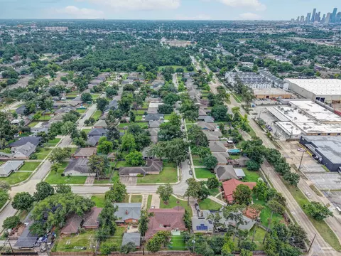 View/Area - 1111 Clovis Rd, Houston, TX 77008 photo 3 of 6