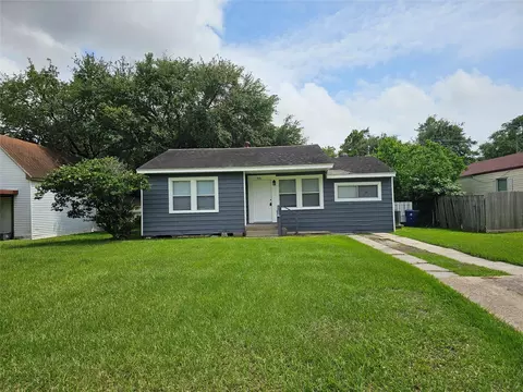 805 17th Ave N, Texas City, TX 77590
