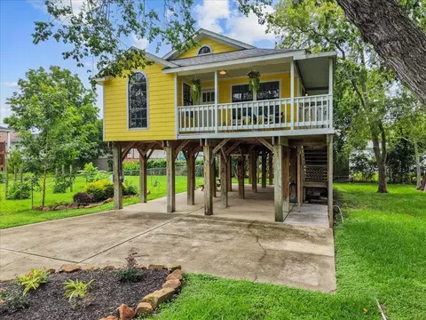 310 Lakeside Dr, Kemah, TX 77565