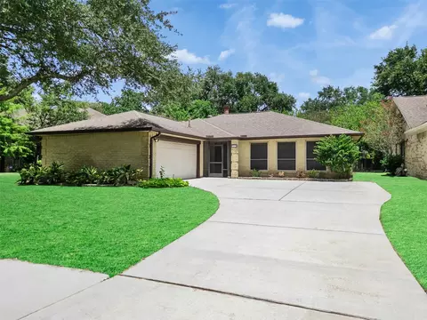 2819 Poplar Creek Ln, Pearland, TX 77584