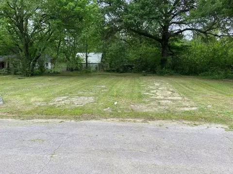 339 12th St NW, Paris, TX 75460