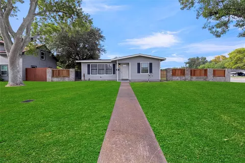 604 19th Ave N, Texas City, TX 77590