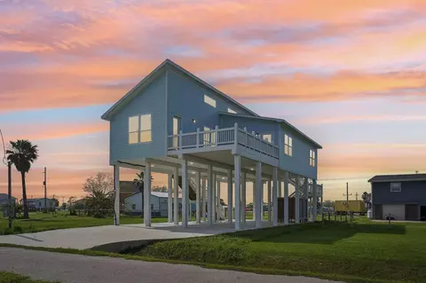 2115 Seahorse Ln, Port Bolivar, TX 77650