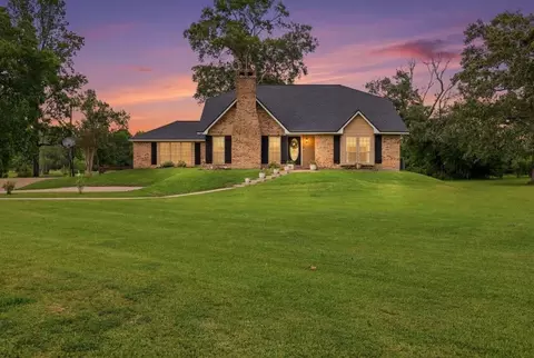 330 W Pineshadows Dr, Sour Lake, TX 77659