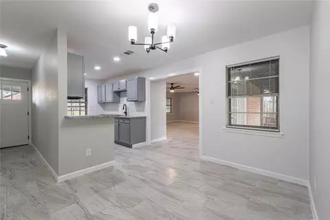 607 Debbie Ln, Alvin, TX 77511