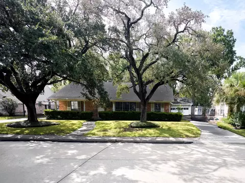 7811 Meadow Lake Ln, Houston, TX 77063
